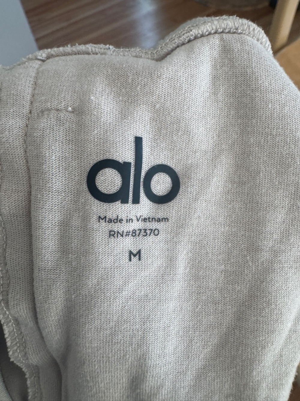 ALO Yoga Men’s Cream Athletic Shorts - Picture 5 of 5